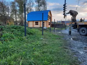 Установка свай для забора